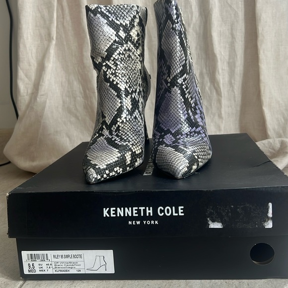 Kenneth Cole Riley 85 Simple Boot. - Picture 1 of 8
